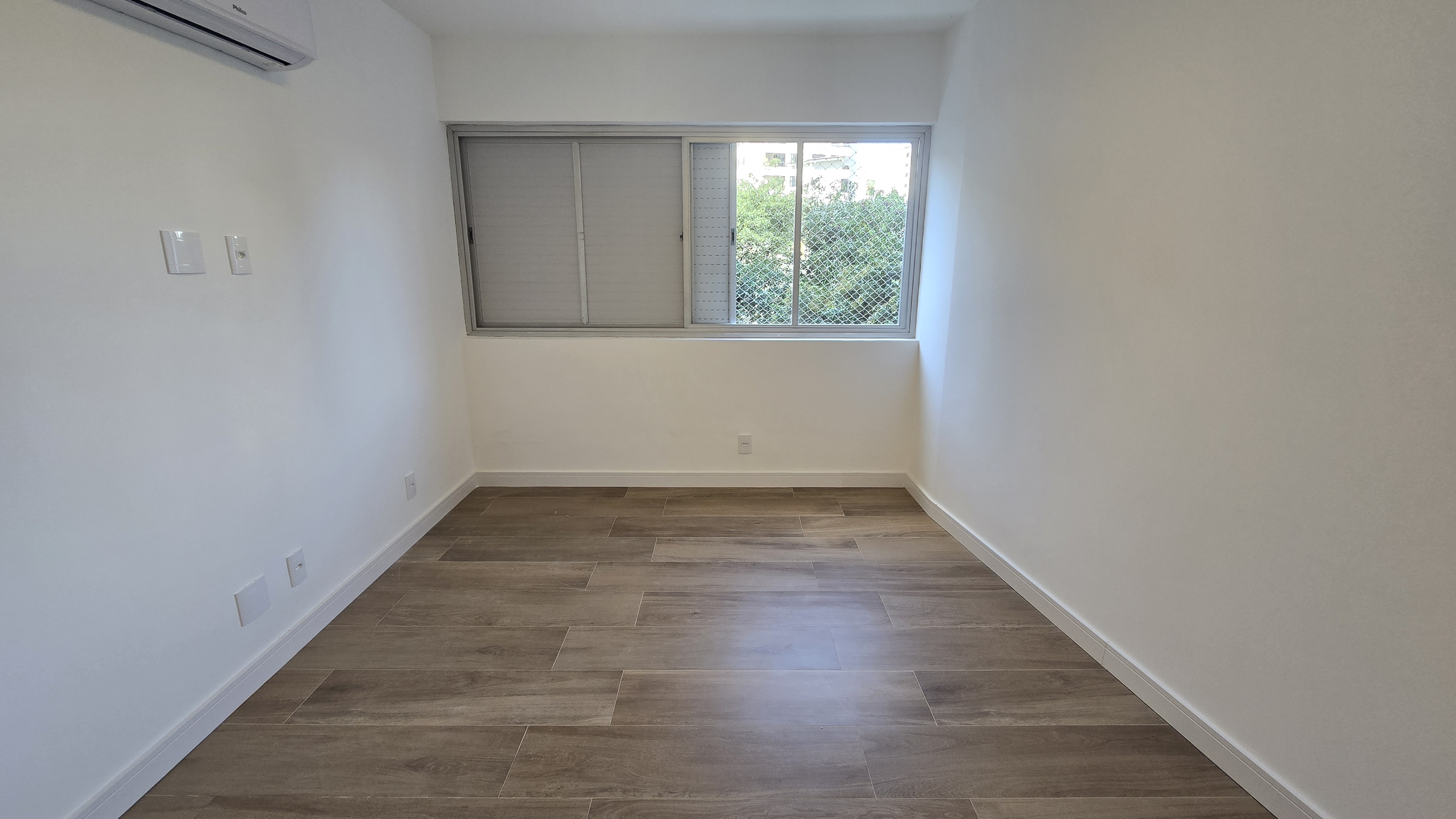 Apartamento para locação totalmente reformado e semi mobiliado no Centro - Florianópolis, SC.