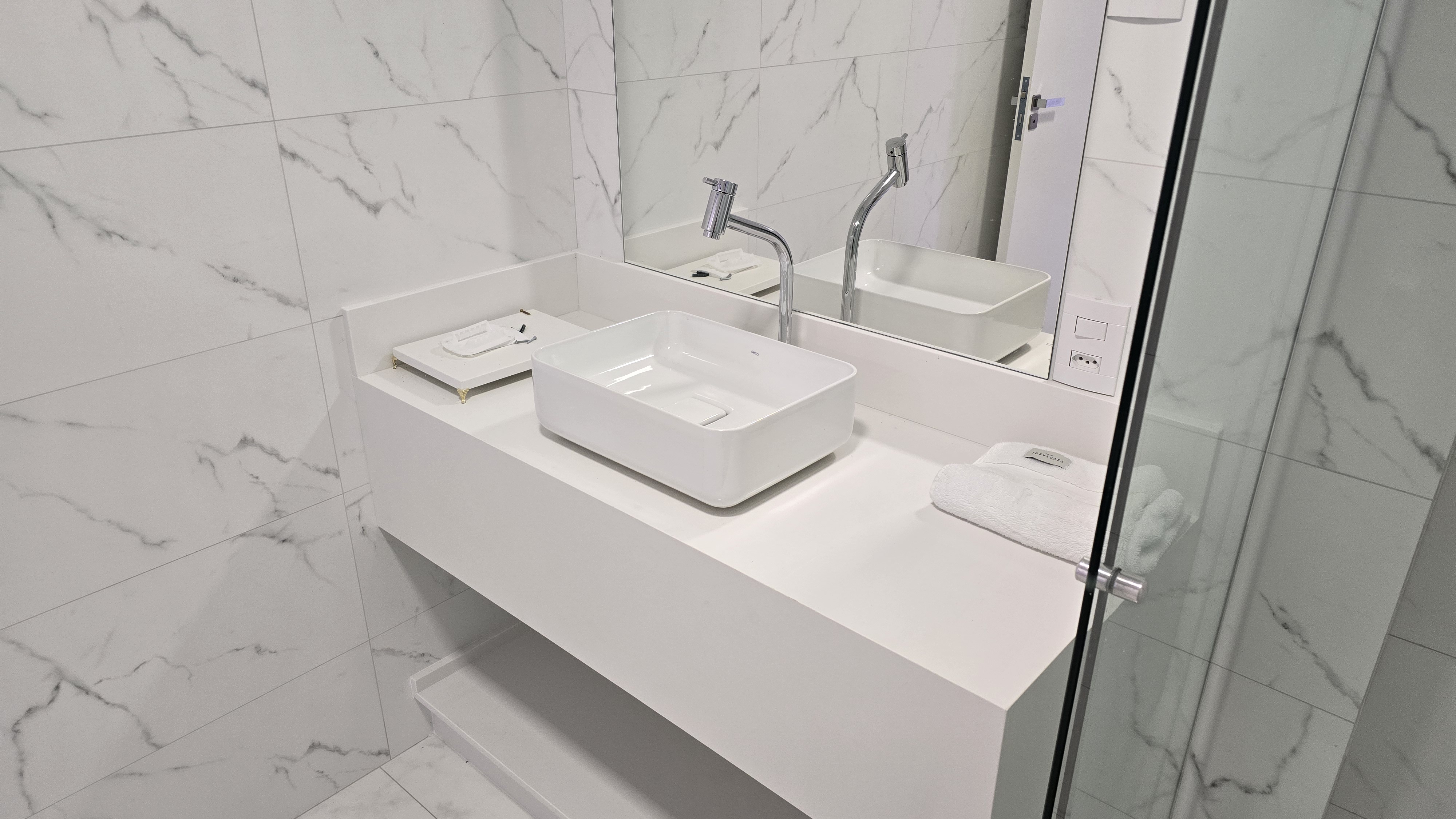 Apartamento para locação totalmente reformado e semi mobiliado no Centro - Florianópolis, SC.