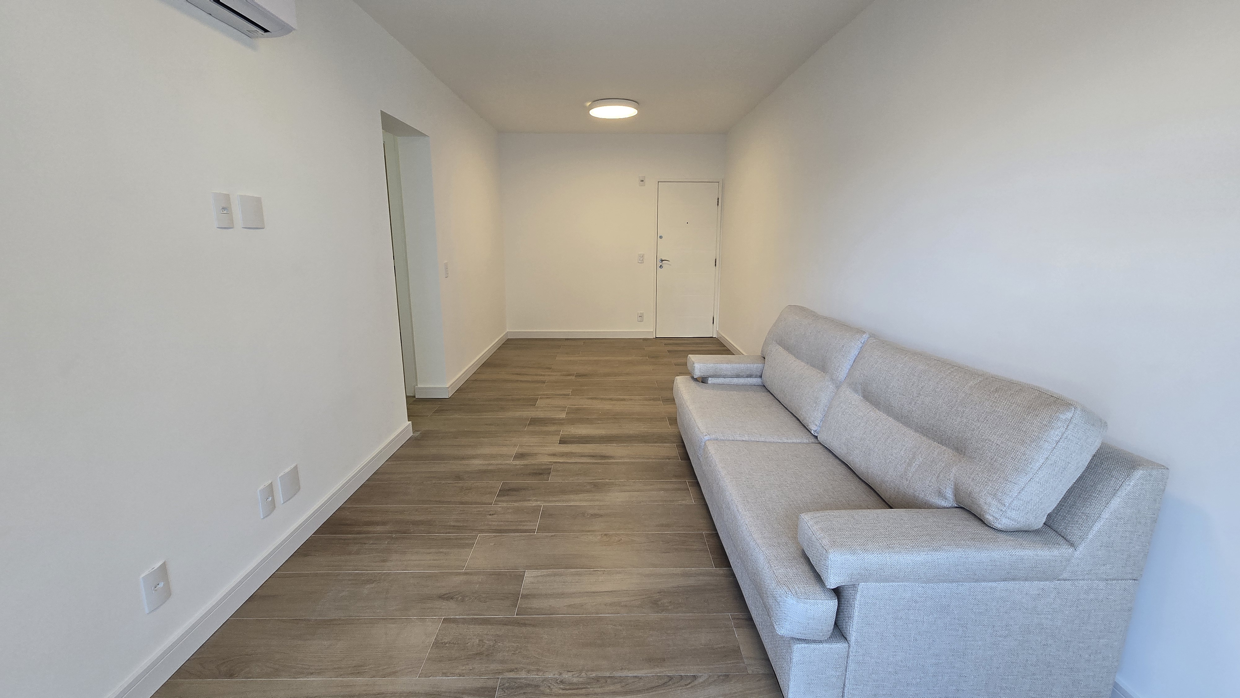 Apartamento para locação totalmente reformado e semi mobiliado no Centro - Florianópolis, SC.