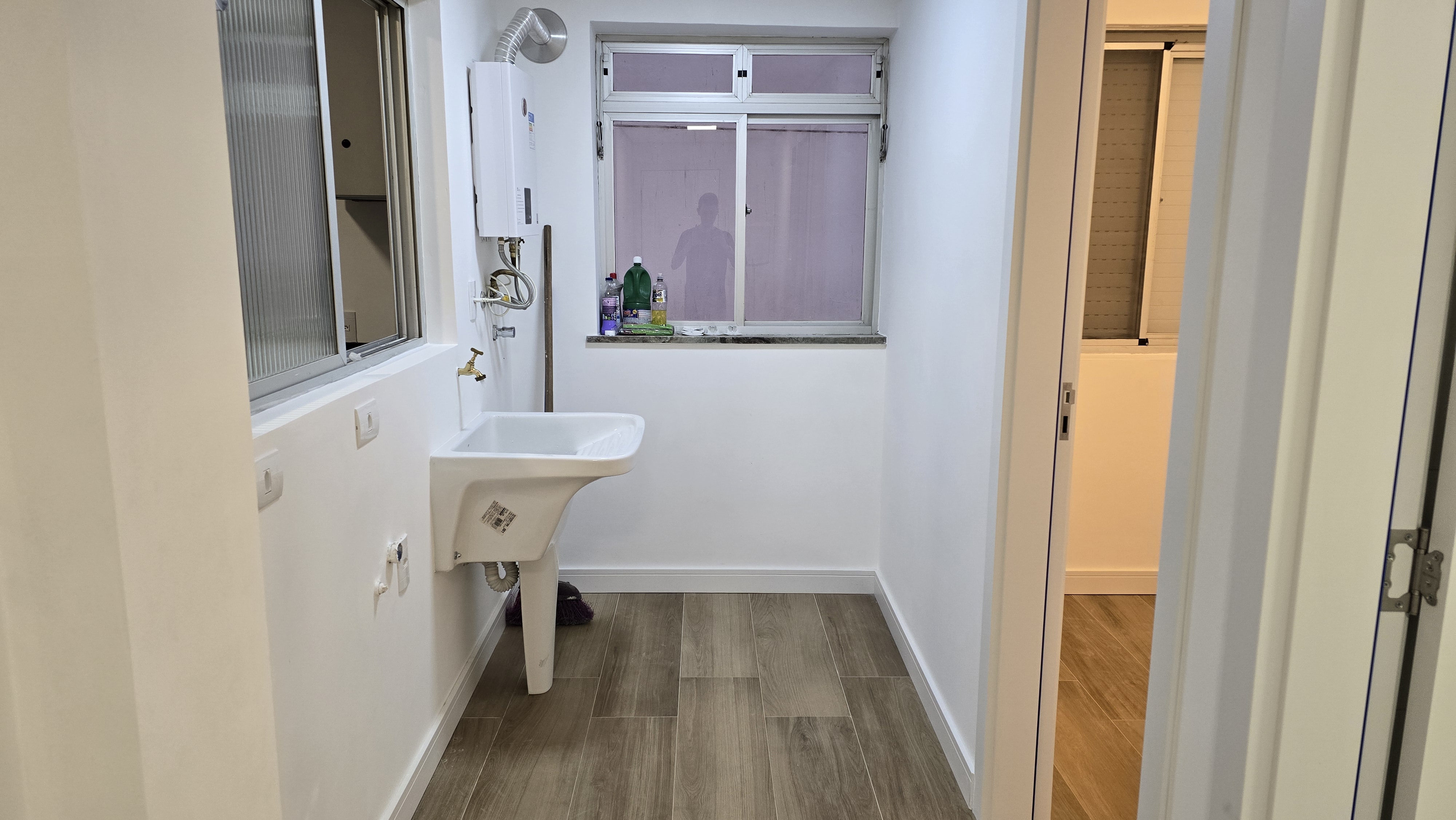 Apartamento para locação totalmente reformado e semi mobiliado no Centro - Florianópolis, SC.