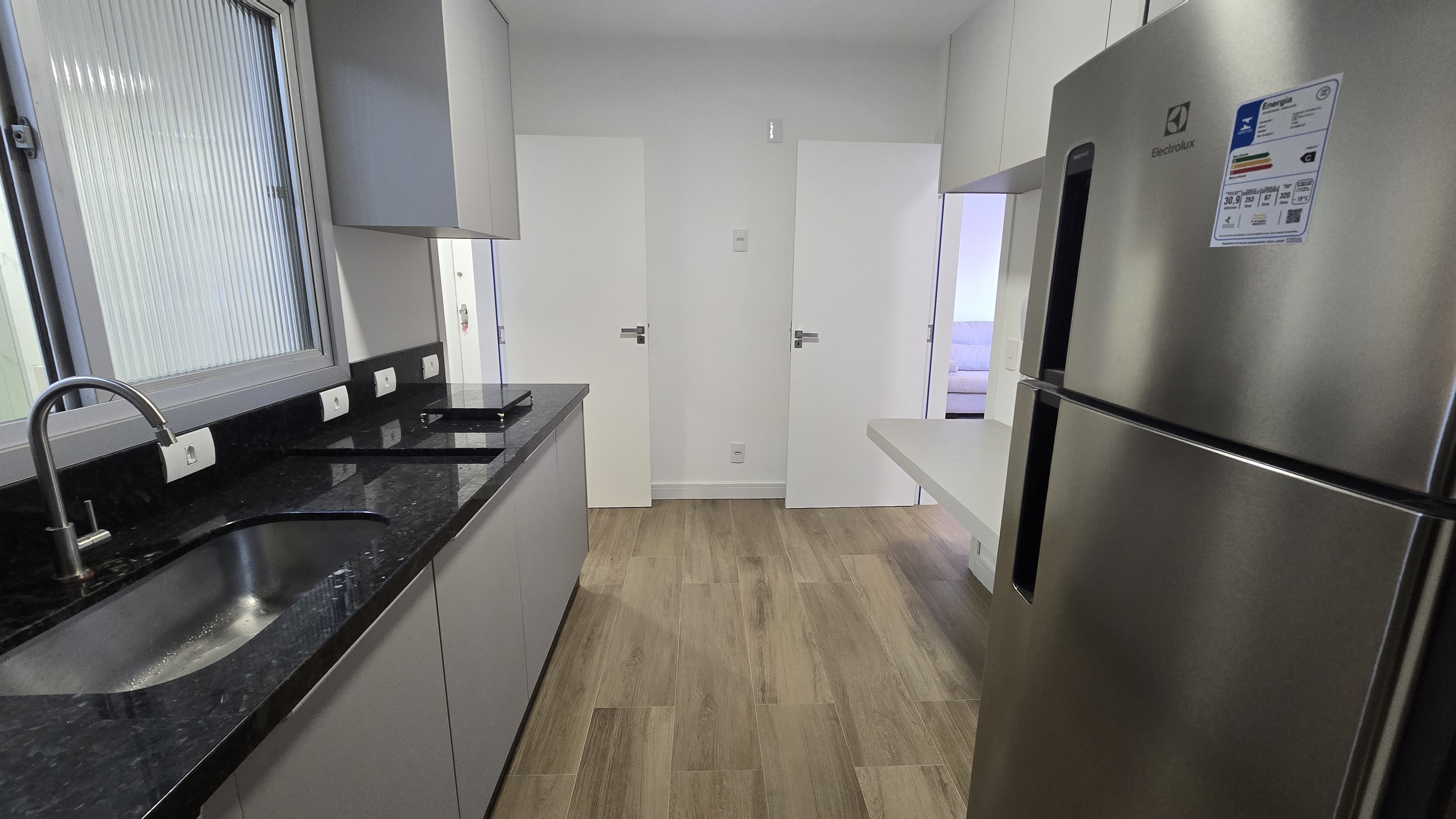Apartamento para locação totalmente reformado e semi mobiliado no Centro - Florianópolis, SC.