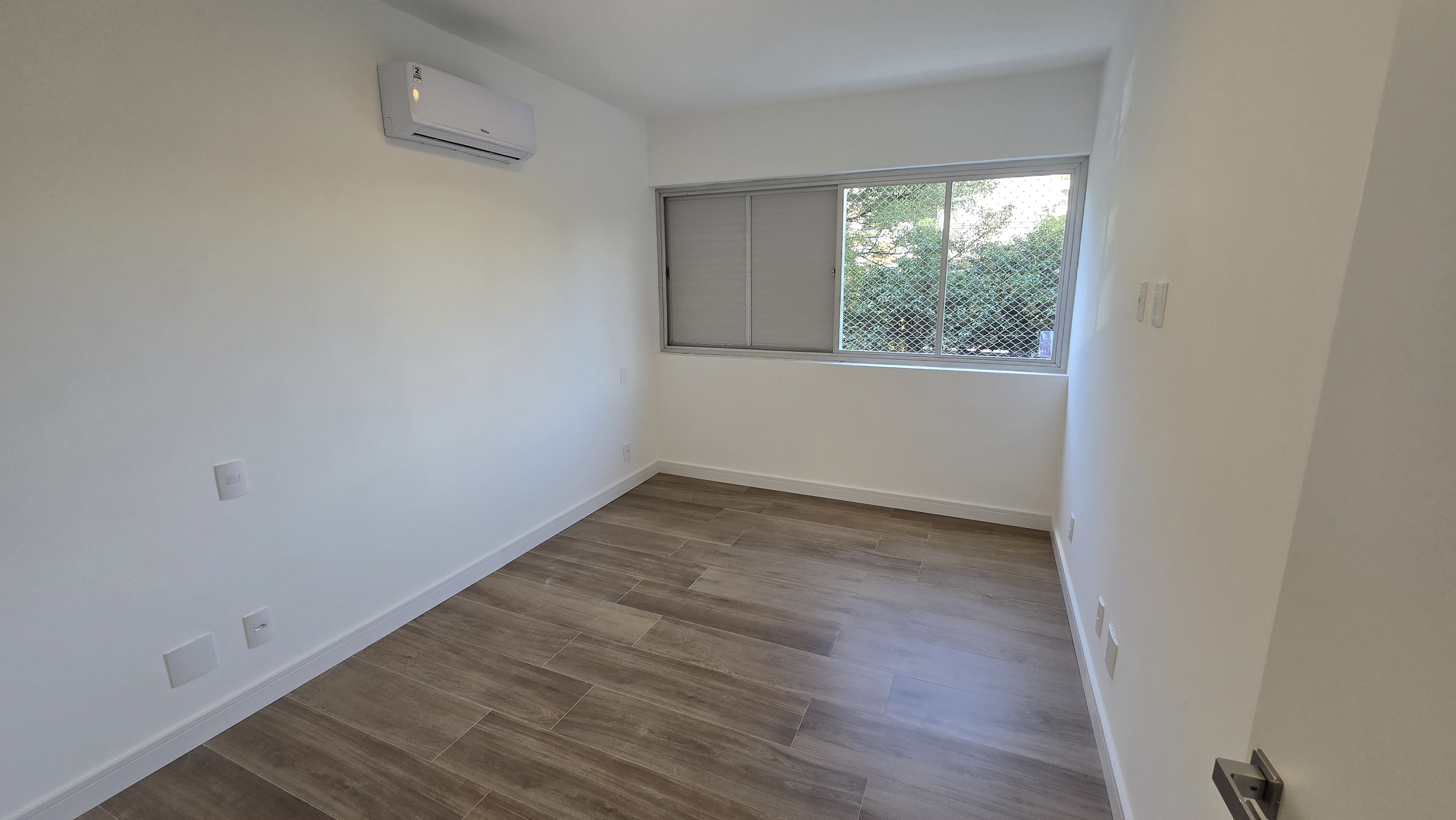 Apartamento para locação totalmente reformado e semi mobiliado no Centro - Florianópolis, SC.