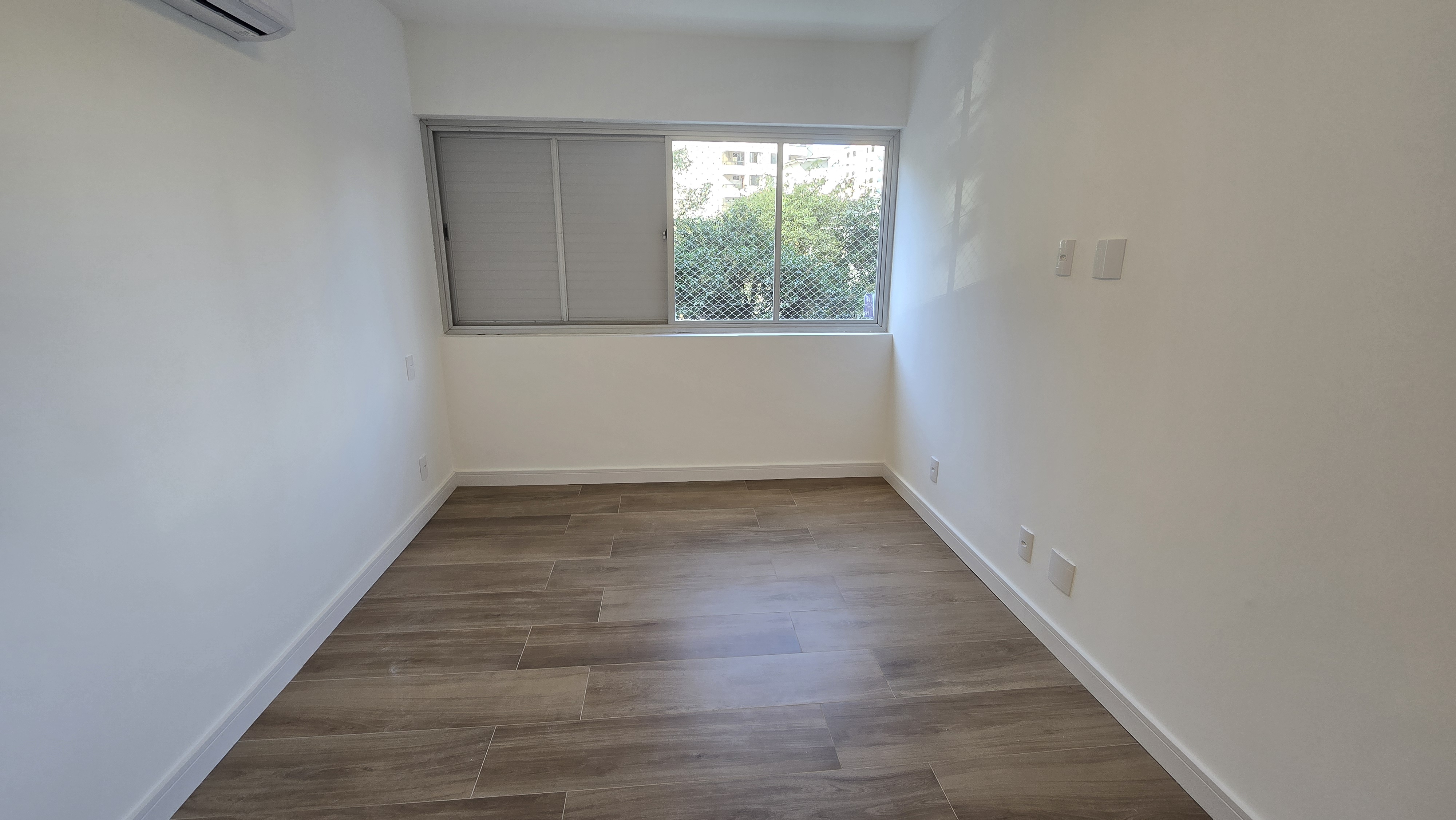 Apartamento para locação totalmente reformado e semi mobiliado no Centro - Florianópolis, SC.