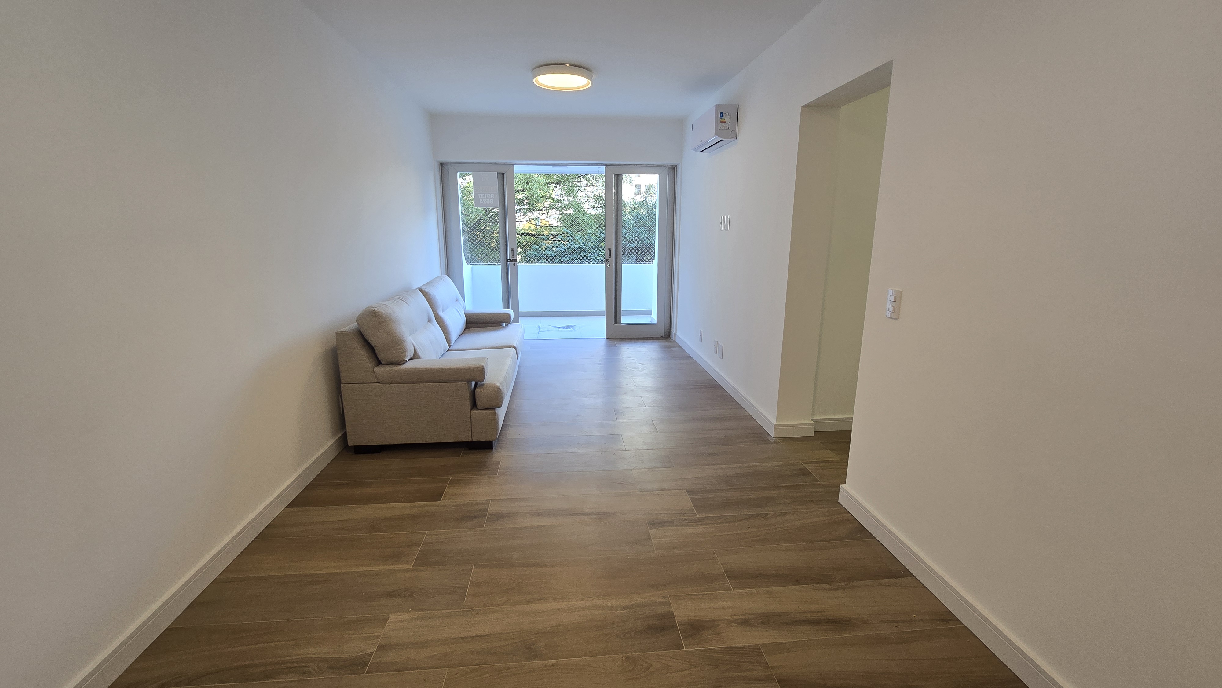 Apartamento para locação totalmente reformado e semi mobiliado no Centro - Florianópolis, SC.