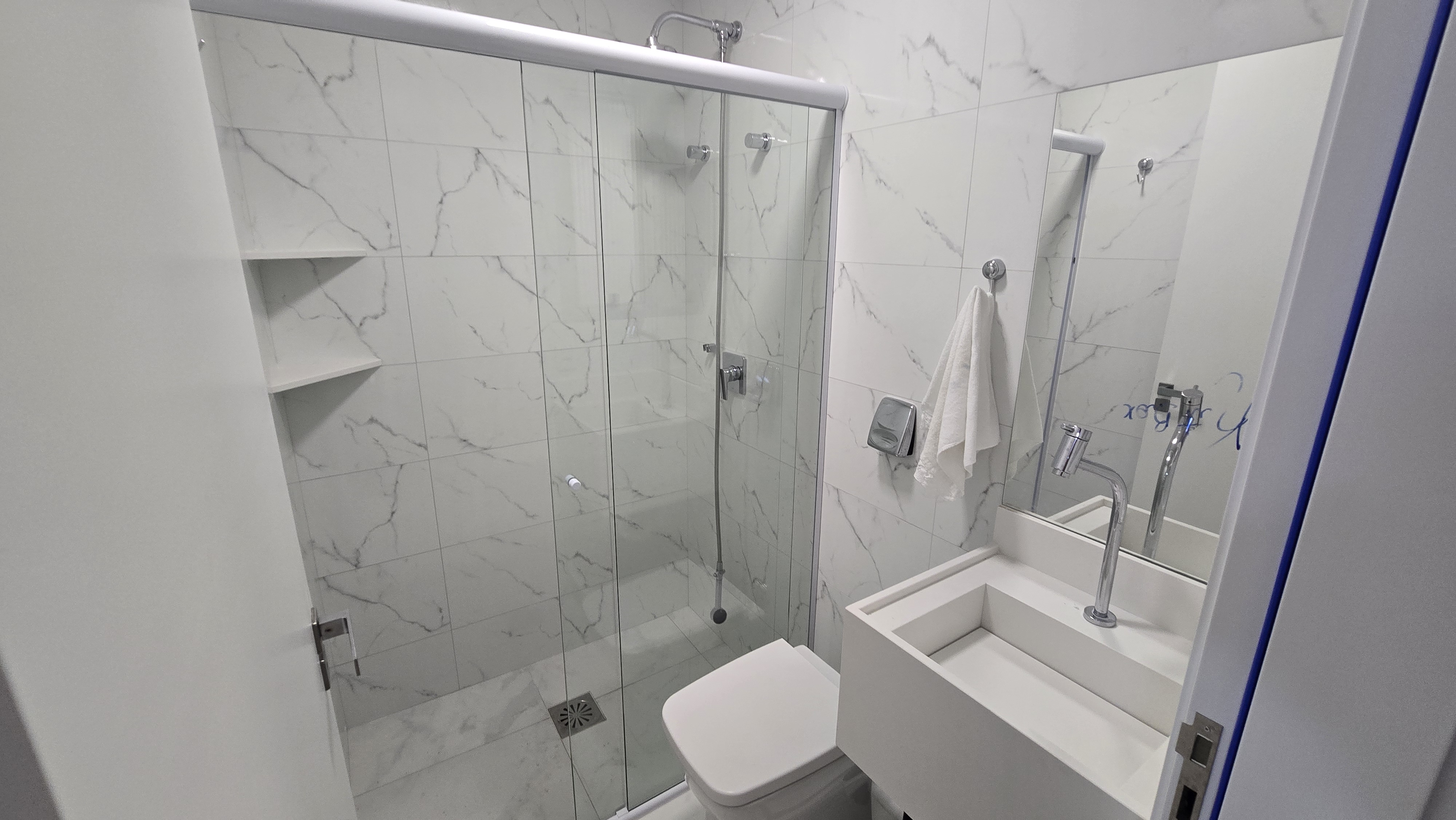 Apartamento para locação totalmente reformado e semi mobiliado no Centro - Florianópolis, SC.