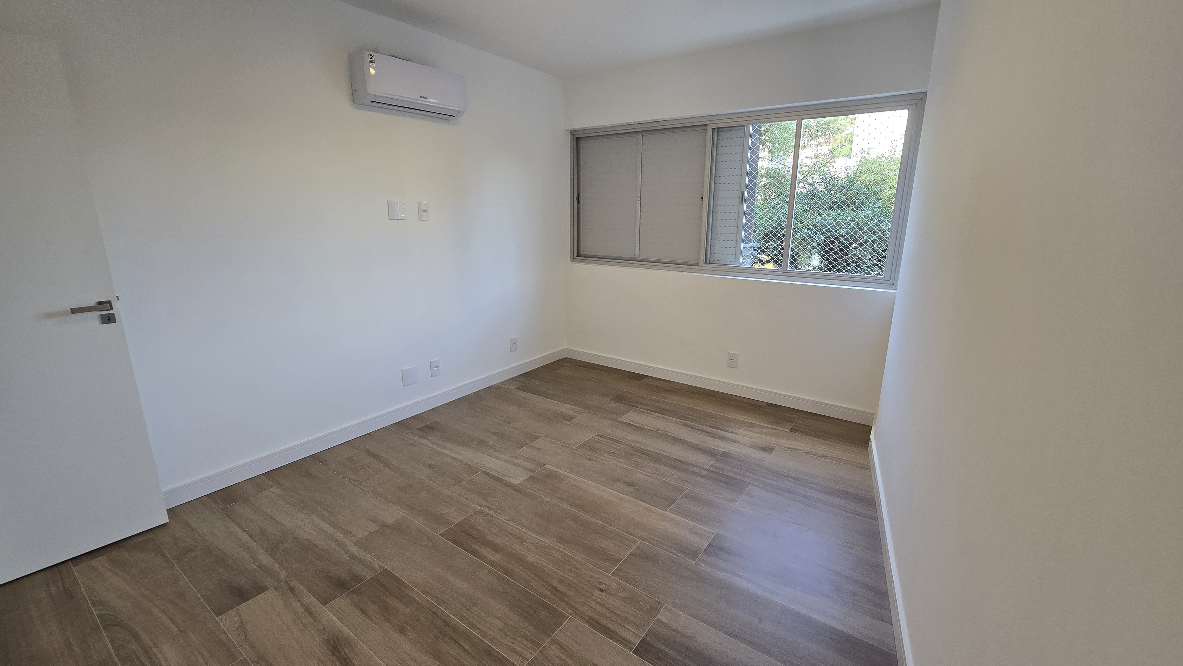 Apartamento para locação totalmente reformado e semi mobiliado no Centro - Florianópolis, SC.